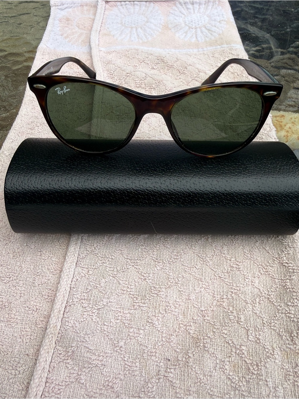 Ray-Ban Tortoise Shell Cat-Eye Sunglasses with Green Lenses Style number 2185